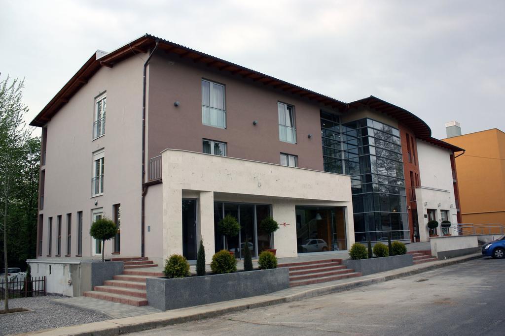 Hotel Europa Gunaras Домбовар Экстерьер фото